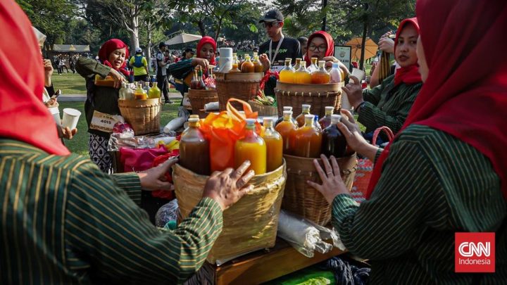 FOTO: Meramu Jamu Tradisional di Tengah Rindangnya Hutan Kota