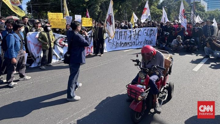 Topics Covered: Penyandang Disabilitas Ikut Demo Surabaya, Sindir Lapangan Kerja Susah