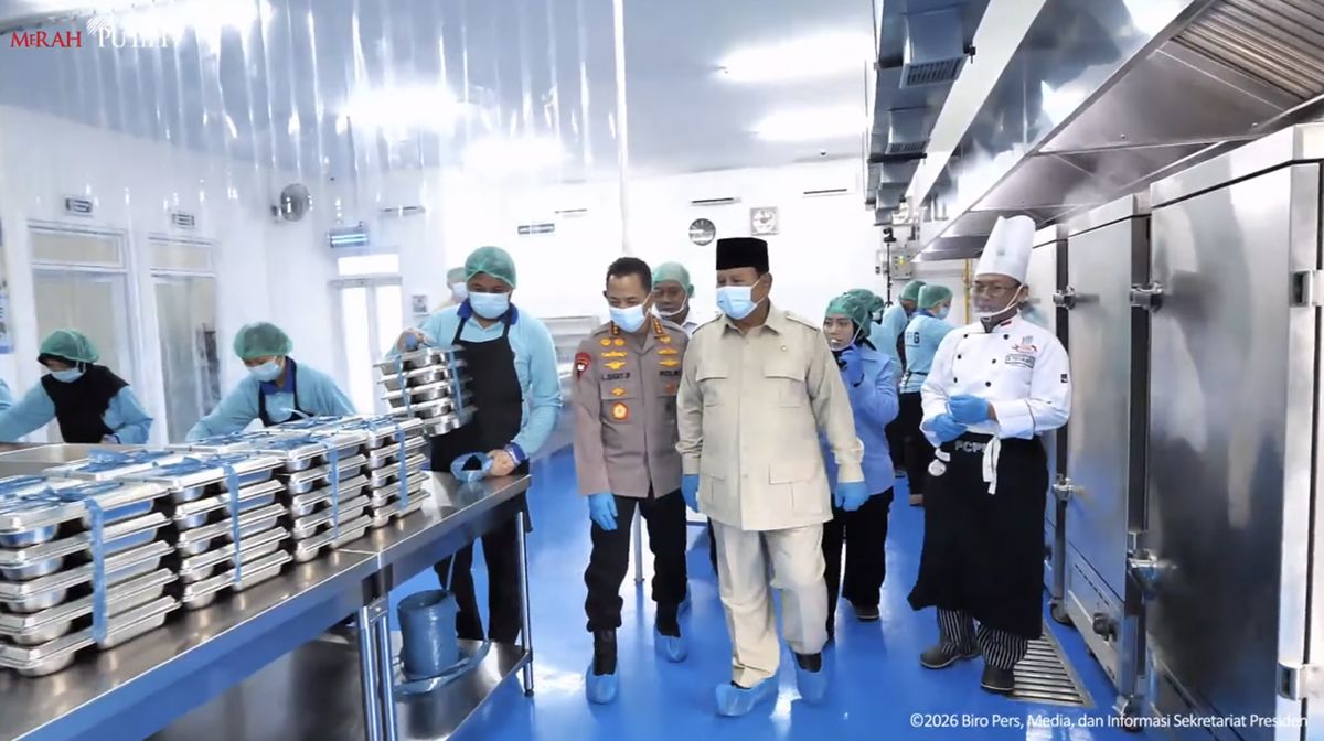prabowo-lihat-proses-masak-mbg-di-sppg-palmerah-milik-polri-1770951021222_169