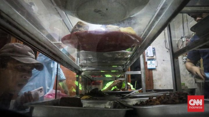 FOTO: Dolar Melambung, Warteg hingga Bengkel Rasakan Dampaknya