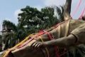 Proses Patung Raksasa Messi di India Dipindahkan Pakai Truk