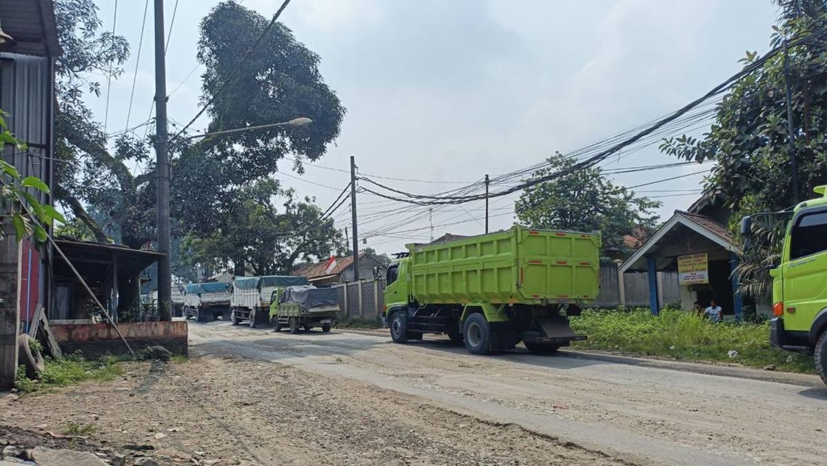 truk-tambang-beroperasi-siang-hari-di-parung-panjang-1756125055308_169