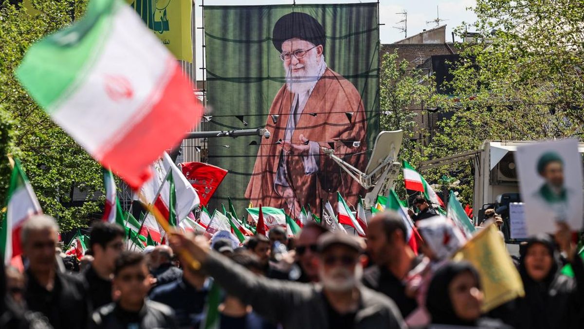 warga-iran-turun-ke-jalan-peringati-40-hari-kematian-khamenei-1775733852221_169