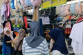 VIDEO: Jelang Sekolah – Penjualan Seragam Ramai Meski Daya Beli Turun