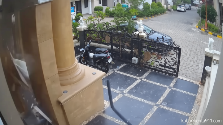 Ledakan Mengerikan Rumah Mewah Grand Polonia Terekam CCTV