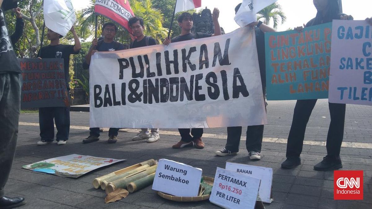 Aksi Massa Bali Kritik Kebijakan Tak Prorakyat, Teatrikal-Pukul Kulkul
