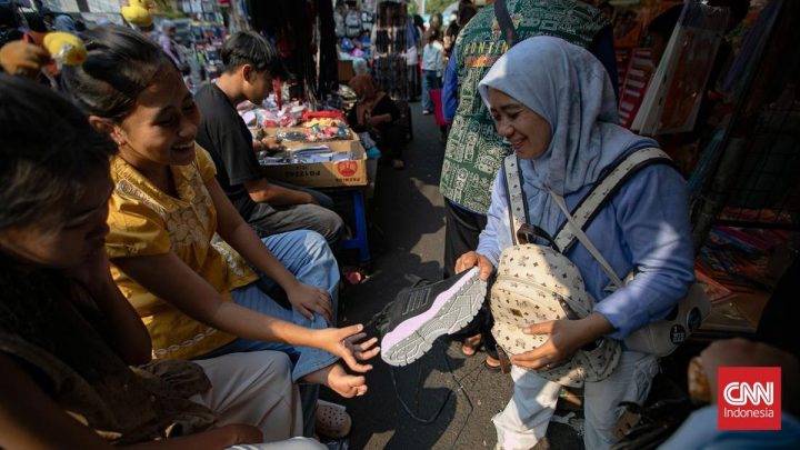 FOTO: Berburu Perlengkapan Sekolah Jelang Tahun Ajaran Baru