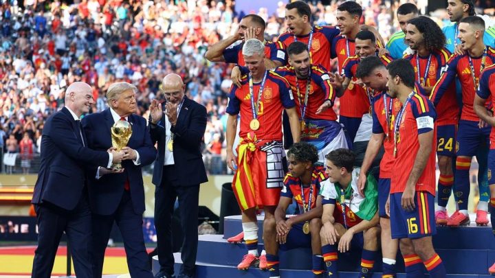 Historic Moment: Trump Ogah Turun Panggung saat Timnas Spanyol Angkat Trofi Piala Dunia