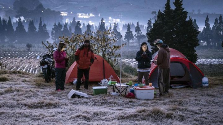 FOTO: Minus 3 Derajat Celsius – Embun Beku Selimuti Dieng