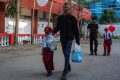 FOTO: Ramai Ayah Antar Anak di Hari Pertama Sekolah