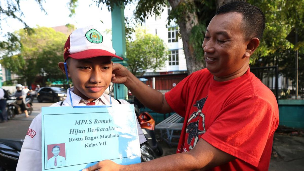 gerakan-ayah-mengantar-anak-ke-sekolah-di-pontianak-1783917367851_169