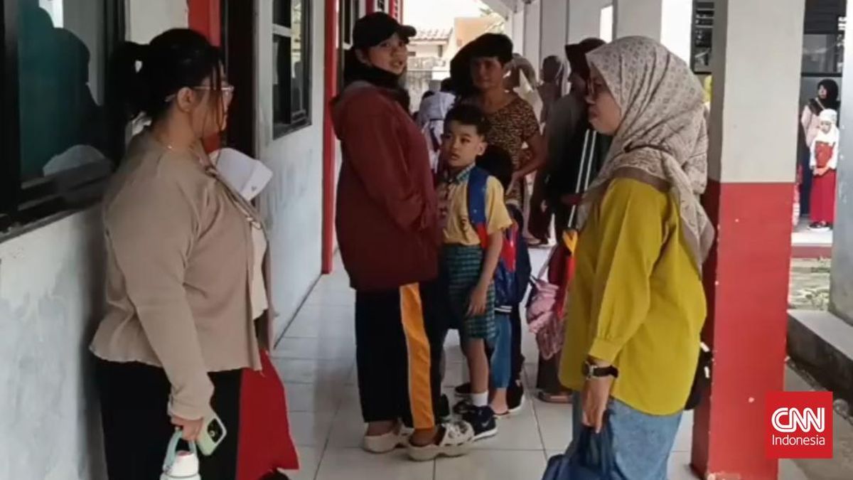hari-pertama-sekolah-orang-tua-siswa-di-tangerang-berebut-bangku-depan-1783918738886_169