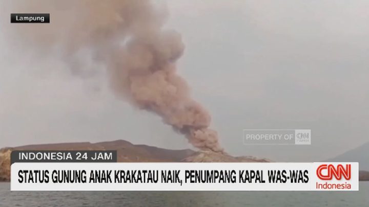 VIDEO: Status Gunung Anak Krakatau Naik, Penumpang Kapal Was-Was