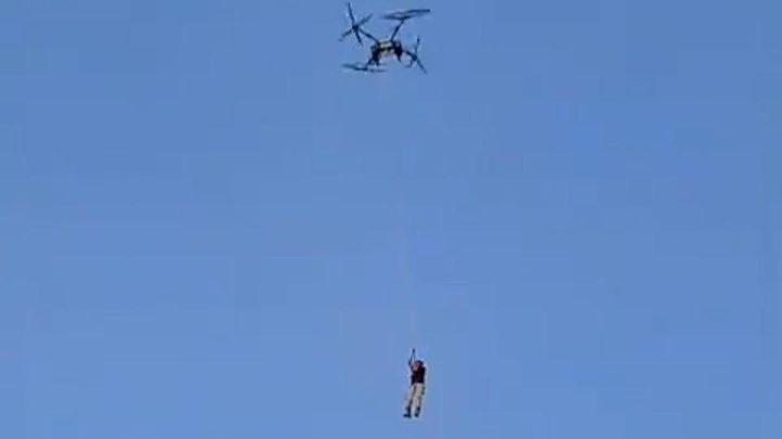 Viral Petani Terbang Diangkut Drone Cuma Iseng untuk Konten