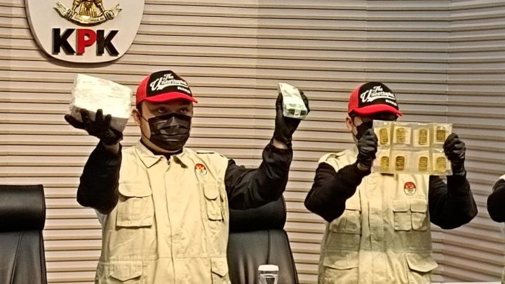KPK Tampilkan Barang Bukti Terkait Kasus Pemerasan Bupati Sukoharjo