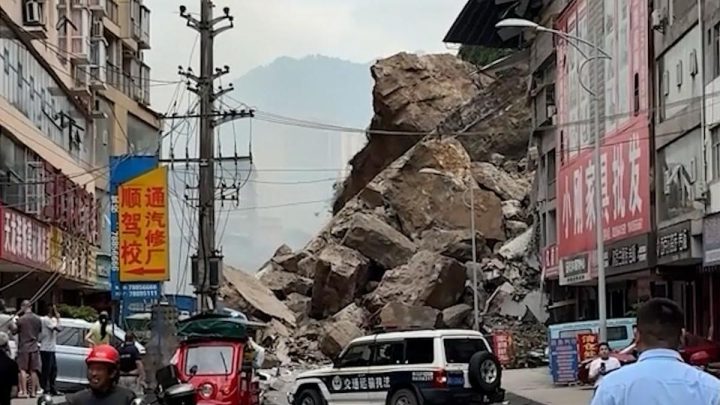 Bukit Longsor di Chongqing China – Sejumlah Rumah Tertimbun