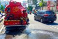 Atasi Suhu Panas Ekstrem, Damkar Semprot Jalanan Surabaya