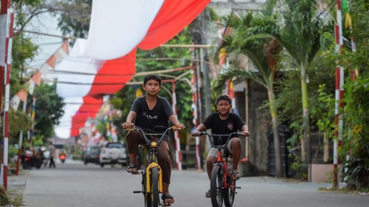 Bendera Merah Putih 81 Meter Membentang di Curug Tangerang