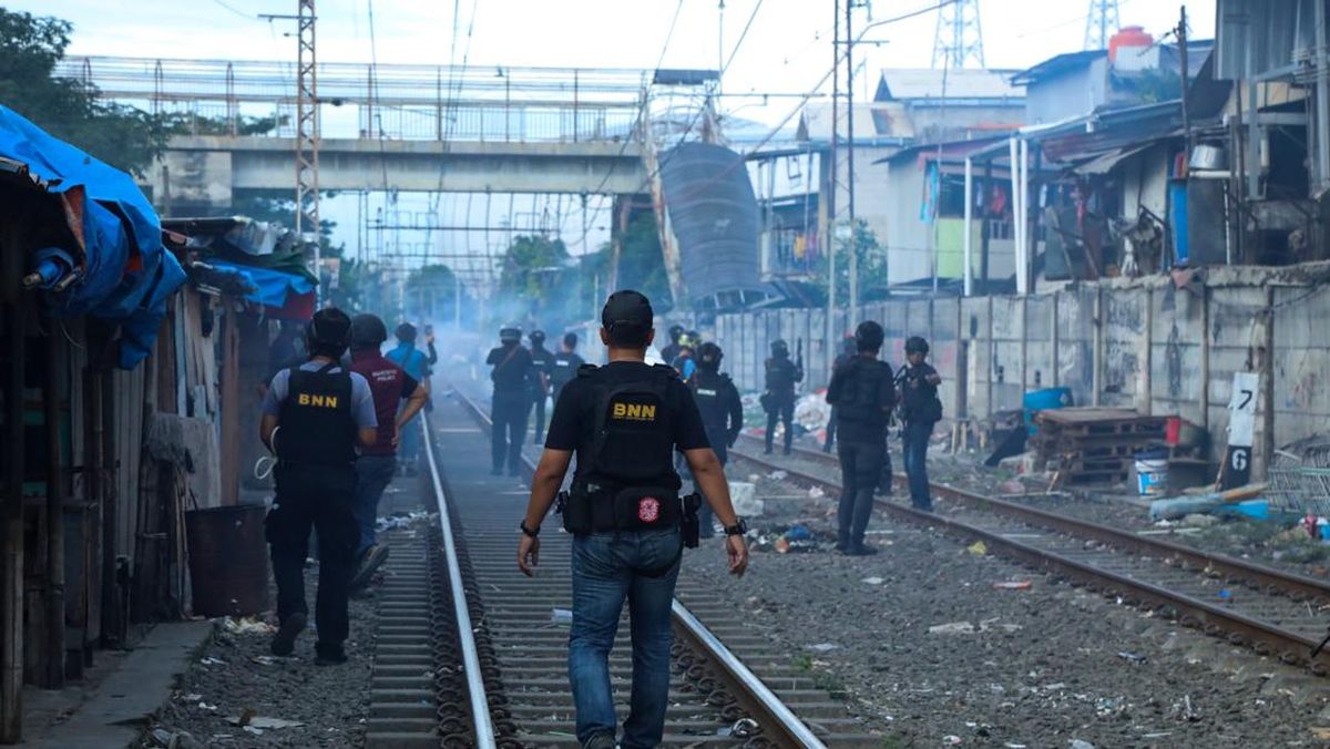 bnn-bersama-polri-kembali-menggerebek-kampung-bahari-1762593241002_169