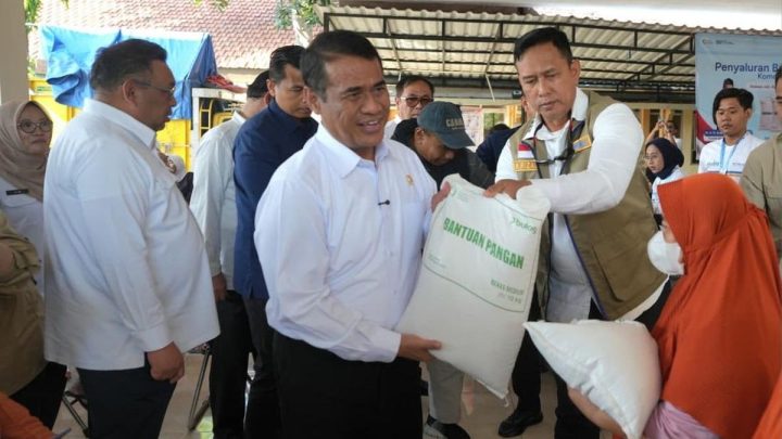 Kepala Bapanas dan Dirut Bulog Salurkan Bantuan Pangan di Surabaya