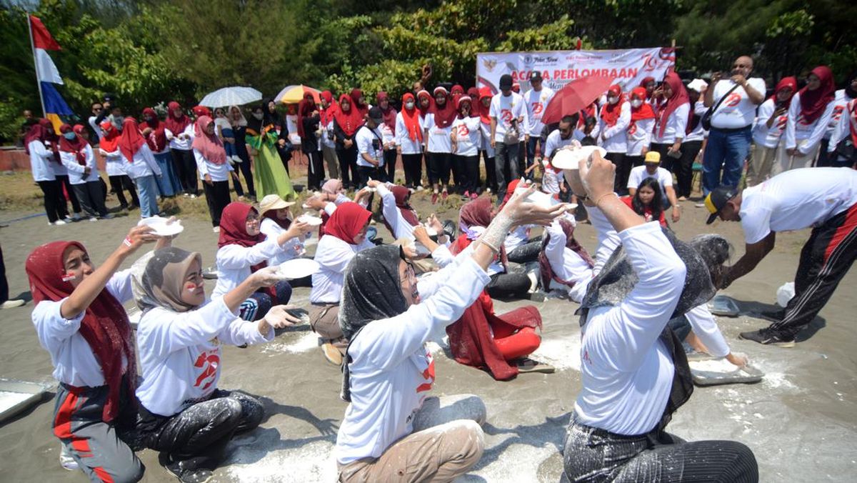 buruh-sarung-meriahkan-lomba-kemerdekaan-ri-di-pantai-utara_169