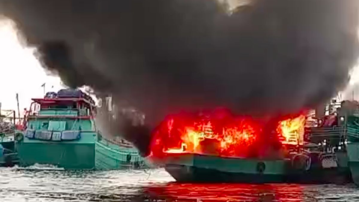 dua-unit-kapal-nelayan-terbakar-di-pelabuhan-muara-baru-penjaringan-jakarta-utara-jakut-puluhan-personel-pemadam-kebakaran-dam-1765021216602_169
