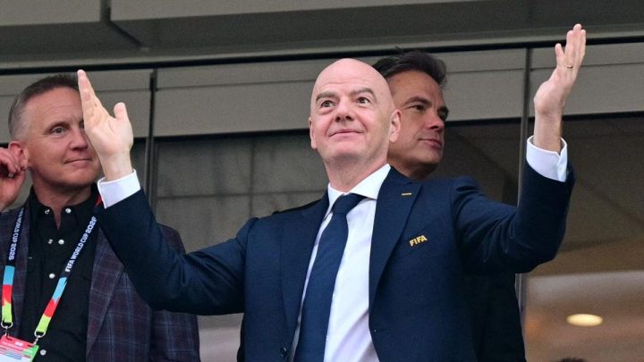 Suporter Prancis Sebut Infantino Pembunuh Sepak Bola dan Mafia FIFA