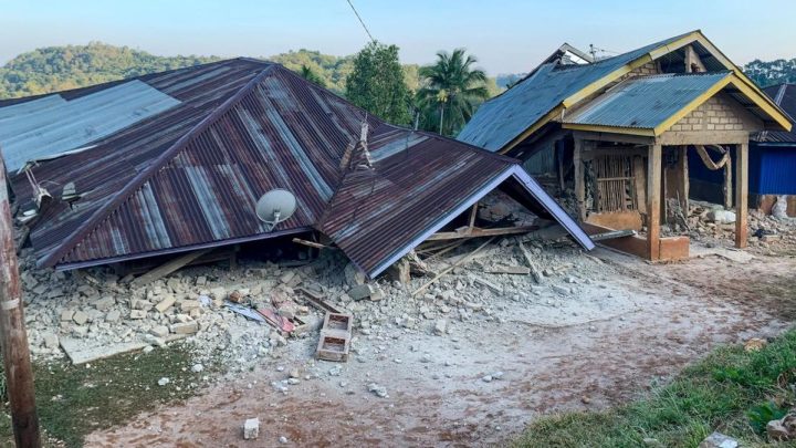 Kepanikan Gempa NTT: Tiang Listrik Tumbang, Lantai Rumah Terbelah