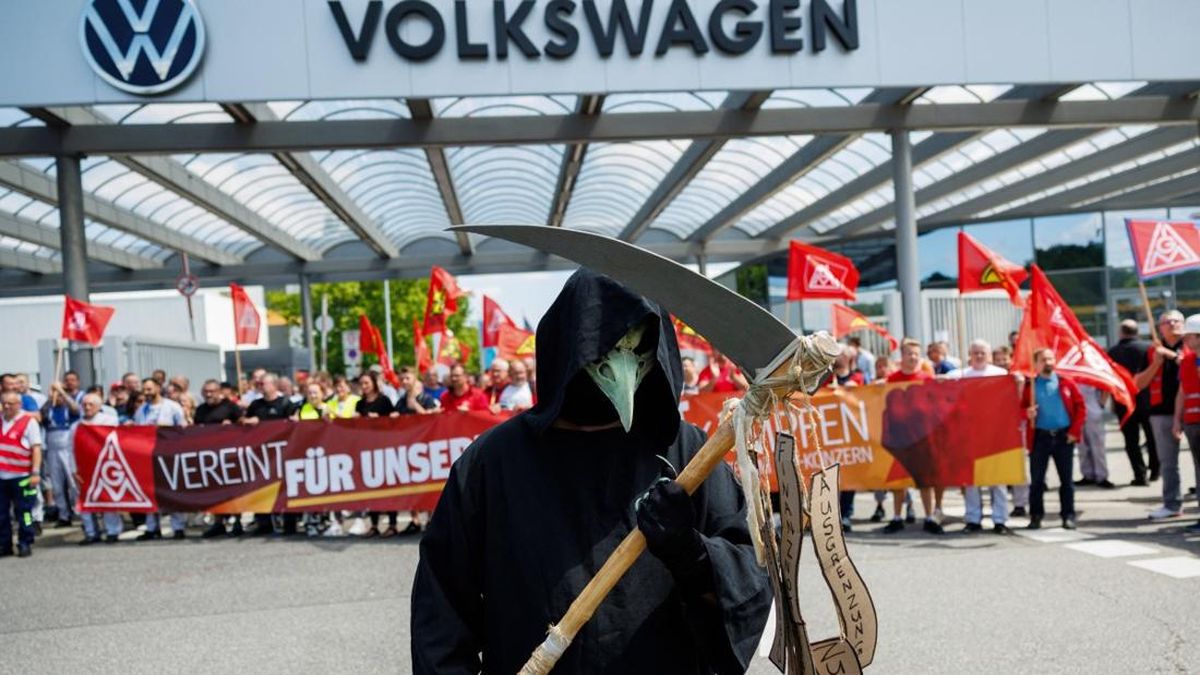 germany-economy-industry-automobile-layoffs-unions-protest-1786020097027_169