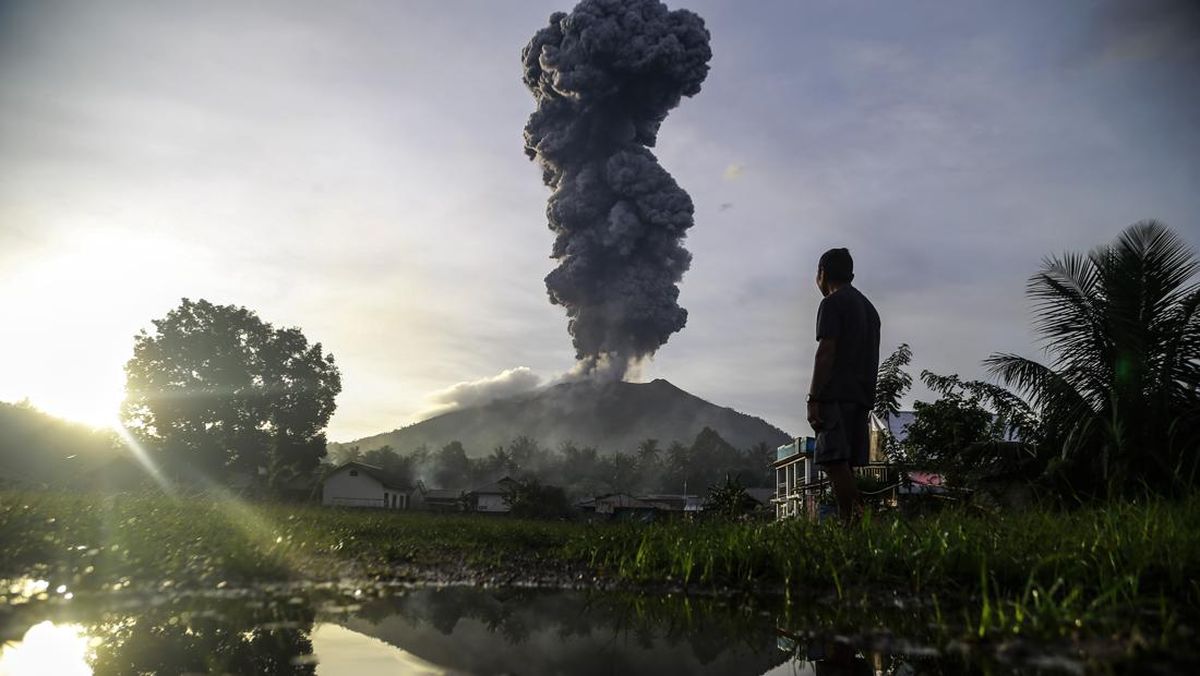 gunung-ibu-erupsi-keluarkan-abu-vulkanik_169
