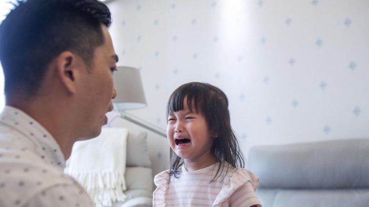 4 Cara Mengatasi Anak Tantrum di Tempat Umum tanpa Panik