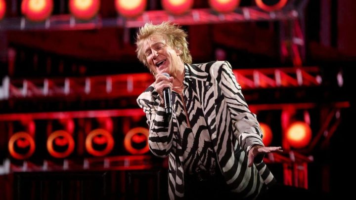 Rod Stewart Batalkan Tur Perpisahan usai Pasang Ring Jantung