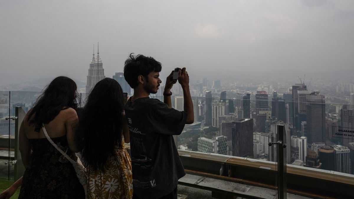 malaysia-diselimuti-kabut-asap-imbas-kebakaran-hutan-di-ri-1786498662178_169