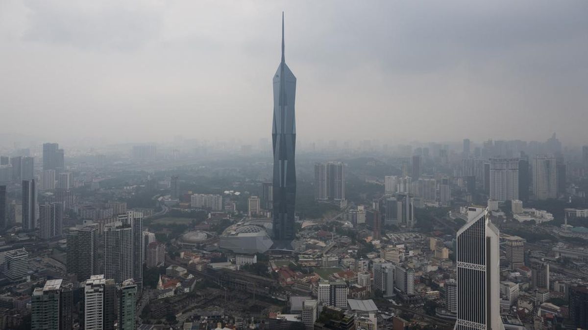 malaysia-diselimuti-kabut-asap-imbas-kebakaran-hutan-di-ri-1786498662462_169