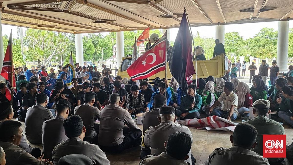 massa-di-aceh-kibarkan-bendera-bulan-bintang-protes-kemendagri-soal-4-pulau-1750065285337_169