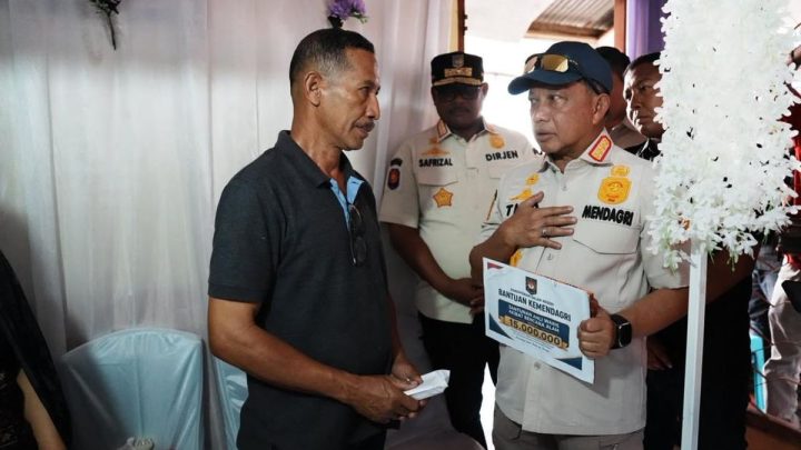 Tito Salurkan Tali Asih ke Ahli Waris Korban Gempa NTT