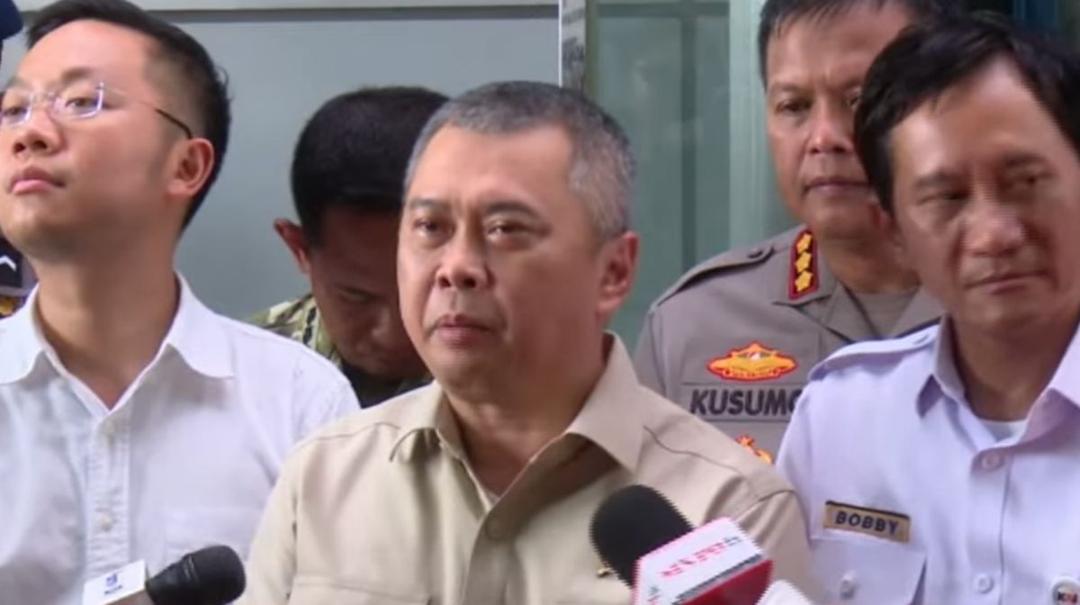 menteri-perhubungan-dudy-purwagandhi-memantau-evakuasi-kecelakaan-krl-commuterline-dengan-ka-argo-bromo-anggrek-1777347266623_169
