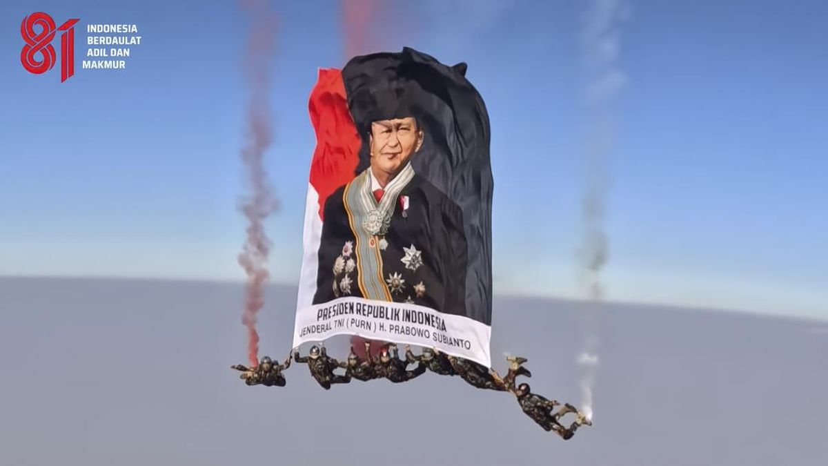 momen-pengibaran-spanduk-bergambar-presiden-ri-prabowo-subianto-dari-udara-1787057917622_169