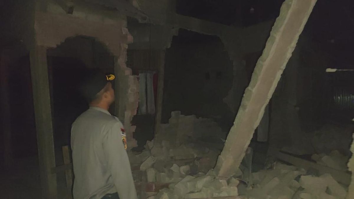 polisi-berhasil-tembus-desa-terisolasi-di-pulau-palue-yang-terdampak-gempa-1786926868499_169