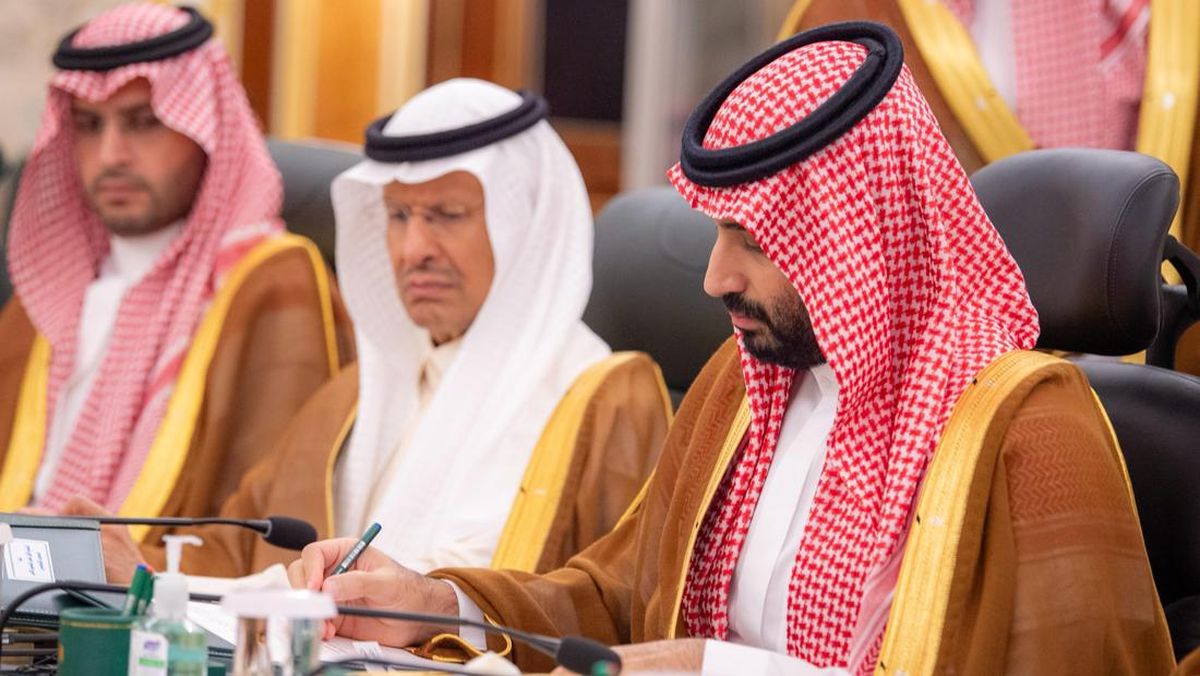 presiden-prabowo-dan-pangeran-mbs-bahas-kerja-sama-strategis-indonesiaarab-saudi-1751498398176_169
