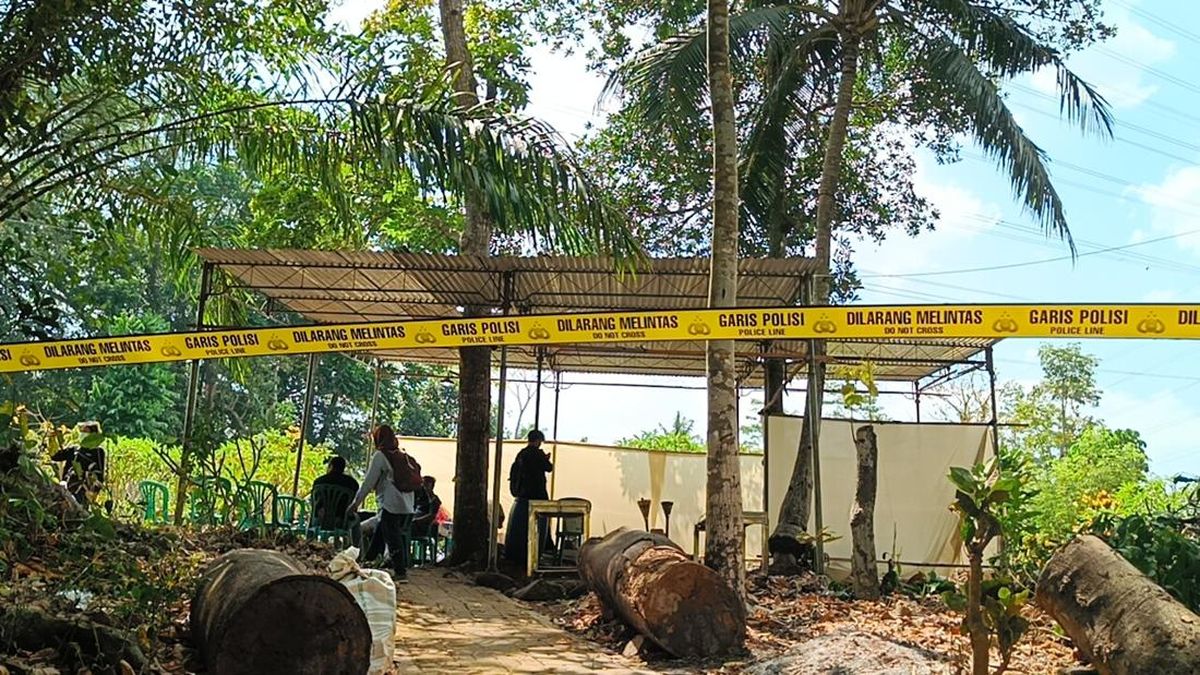 suasana-makam-sutrimo-jelang-ekshumasi-di-desa-wlaha-1786491320799_169-1