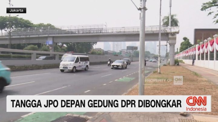 VIDEO: Tangga JPO Depan Gedung DPR Dibongkar