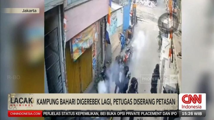 VIDEO: Gerebek Kampung Bahari, 350 Personel Diserang Batu dan Petasan!