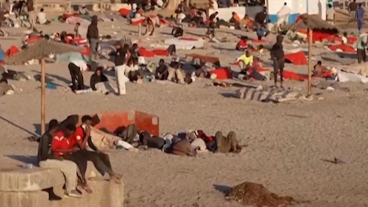 Penampakan Ratusan Migran dari Maroko Bertahan di Pantai Ceuta