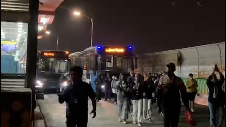 Penampakan Penumpang Jalan di ‘Jalur Langit’ Imbas Bus TJ Mogok