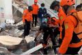 Momen Tim SAR Evakuasi Korban Tertimpa Reruntuhan Gempa NTT