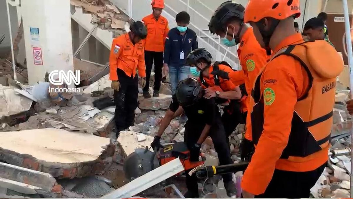 tim-sar-evakuasi-korban-di-puing-bangunan-usai-gempa-ntt-1786761040563_169