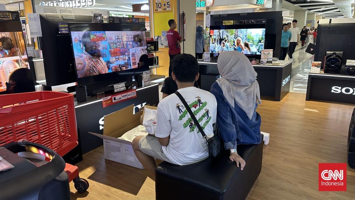 transmart-full-day-sale-di-kokas-diserbu-pengunjung-tv-dan-ac-jadi-incaran-1745751864041_169