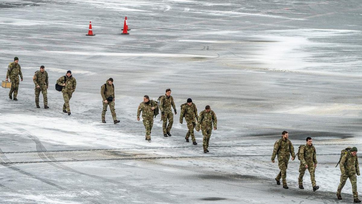 trump-kirim-pesawat-militer-ke-greenland-tentara-denmark-siaga-invasi-1768879805860_169