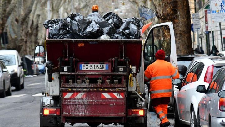 Tukang Sampah di Italia Nemu Tiket Lotre Rp20 M yang Terbuang